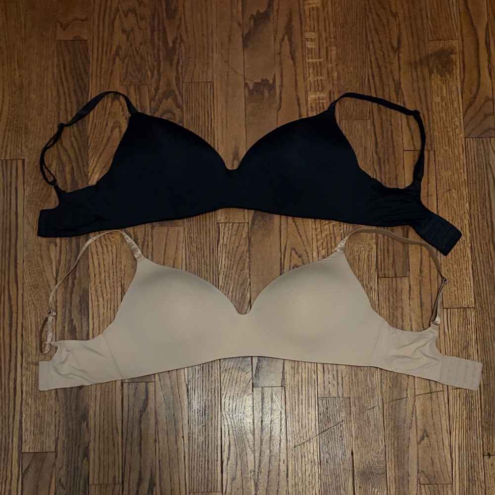 Victoria's Secret Black and Cream Bras Size 34DDD like new!